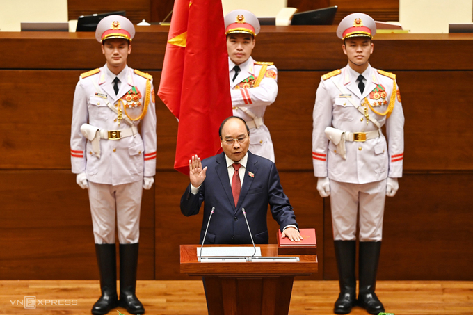 Tân Chủ tịch nước Nguyễn Xuân Phúc tuyên thệ. Ảnh: Giang Huy
